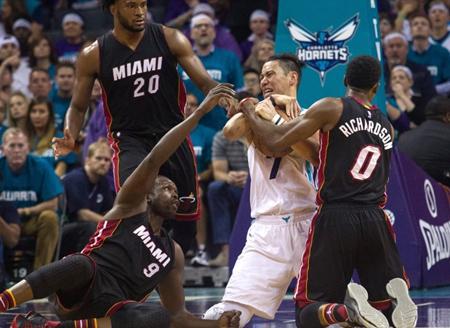  巴特勒关键抢断锁定胜局，热火险胜步行者紧咬东部前列